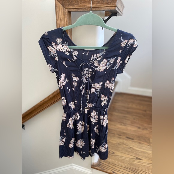 Romper with criss-cross strap back design - Picture 3 of 5